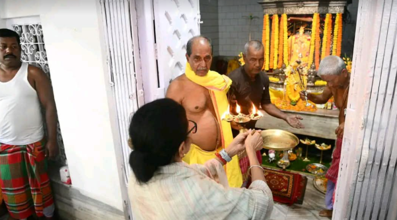 বেস্ট কলকাতা নিউজ : কোচবিহারের ঐতিহ্যবাহী মদনমোহন মন্দিরে পুজো দিলেন মুখ্যমন্ত্রী মমতা বন্দ্যোপাধ্যায়