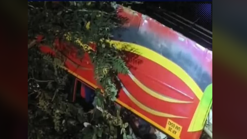 বেস্ট কলকাতা নিউজ : ৩৩ জন পুণ্যার্থীকে নিয়ে যাচ্ছিল ভদ্রাচলমের রামমন্দিরে, অন্ধ্রপ্রদেশের আল্লুরি সীতারামরাজু জেলায় খাদে পড়লো যাত্রী বোঝাই বাস