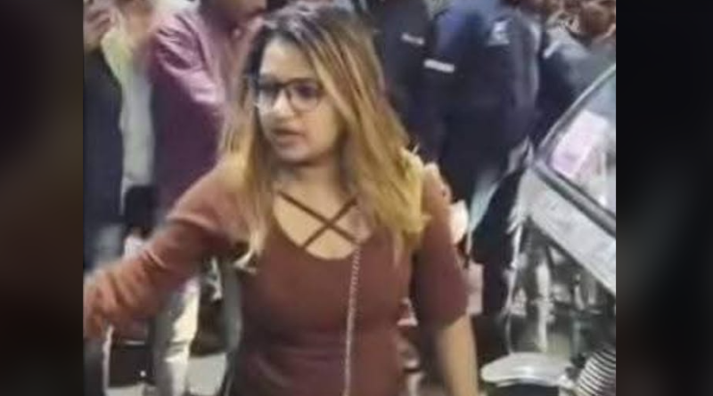 বেস্ট কলকাতা নিউজ : রাত্রে মদ্যপ যুবতীর পাগলামি ভরা রাস্তায়, দীর্ঘক্ষণ যানজট শিলিগুড়ির সেবক রোডে