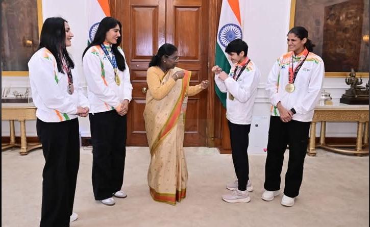 বেস্ট কলকাতা নিউজ : রাষ্ট্রপতি দ্রৌপদী মুর্মু মহিলা বক্সিং চ্যাম্পিয়ন দের সাথে দেখা করলেন রাষ্ট্রপতি ভবনে