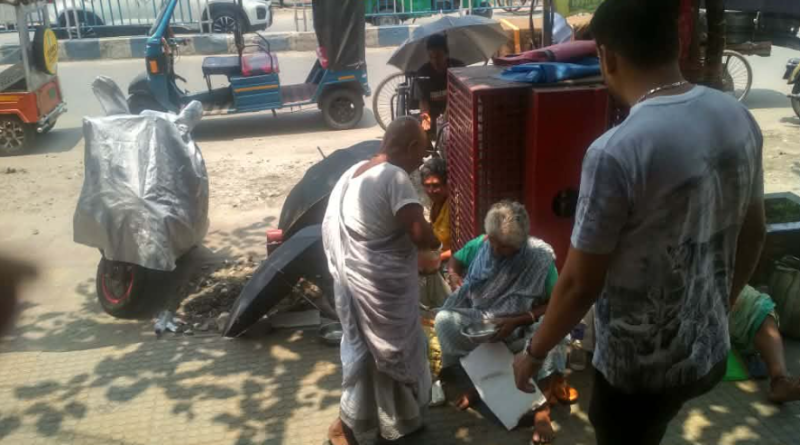 বেস্ট কলকাতা নিউজ : মন্দিরের সামনে থাকেন ওরা, এই অসহায় বয়স্ক মহিলাদের দেখা মিলবে বিধান মার্কেটের মা ভবানী কালী বাড়ির সামনে এলে