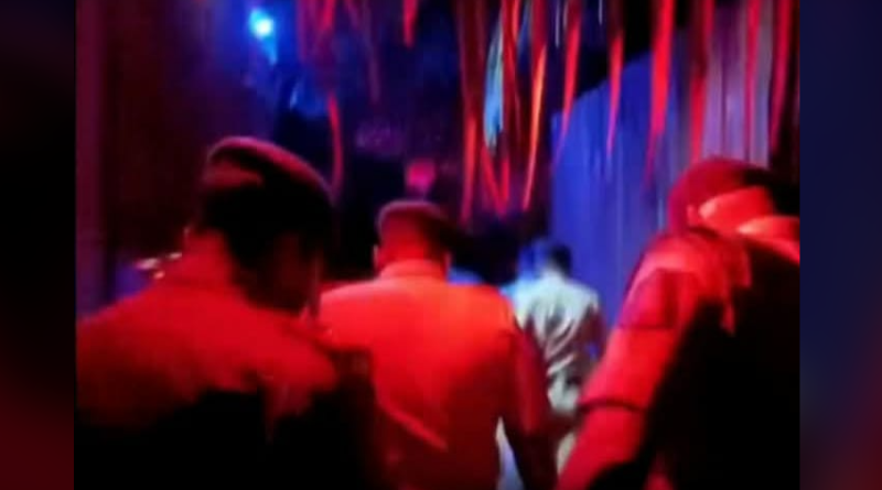 গোয়ার নাইটক্লাবে গ্যাস সিলিন্ডার বিস্ফোরণে, নিহত হল ২৩ জন নিজস্ব সংবাদদাতা : গভীর রাতে উত্তর গোয়ার একটি নাইটক্লাবে সিলিন্ডার বিস্ফোরণের ফলে ভয়াবহ অগ্নিকাণ্ডে কমপক্ষে ২৩ জন নিহত হয়েছেন। নিহতদের বেশিরভাগই রান্নাঘরের কর্মী, যাদের মধ্যে তিনজন মহিলাও ছিলেন। নিহতদের মধ্যে তিন থেকে চারজন পর্যটকও রয়েছেন বলেও এদিন খবর মেলে । জানা গেছে আরপোরা গ্রামে অবস্থিত জনপ্রিয় পার্টি স্পট 'বার্চ বাই রোমিও লেন'-এ মধ্যরাতের পরে আগুন লাগে। নাইটক্লাবটি গত বছরই খোলা হয়েছিল। এদিকে গোয়ার পুলিশ প্রধান অলোক কুমার জানান সিলিন্ডার বিস্ফোরণের কারণেই আগুন লেগেছে। কিভাবে এই গ্যাস সিলিন্ডার বিস্ফোরণ ঘটলো সেটা নিয়েও সন্দেহ আছে মানুষের। জনপ্রিয় ওই রেস্টুরেন্ট এ প্রতিবছরই প্রচুর পরিমাণে মানুষ আছেন। যারা ওই রেস্টুরেন্টে নিয়ম করে আসেন। এদিন হয়তো কোন হোটেল কর্মীর অসতর্কতার কারণেই এই ঘটনা ঘটেছে । এদিকে এই ঘটনায় গভীর শোক প্রকাশ করেছেন গোয়ার মুখ্যমন্ত্রী। নিহতদের পরিবারকে এককালীন সাহায্য দেওয়ার কথাও ঘোষণা করেছেন তিনি। বেস্ট কলকাতা নিউজ : গোয়ার নাইটক্লাবে গ্যাস সিলিন্ডার বিস্ফোরণে, নিহত হল ২৩ জন