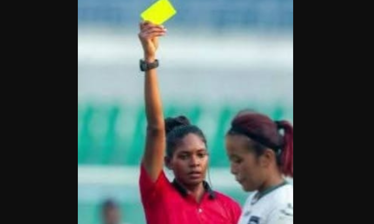 বেস্ট কলকাতা নিউজ : দুই দায়িত্বে সমান দক্ষতা, পুলিশি কাজের পাশাপাশি আন্তর্জাতিক রেফারির মাঠে চাকদহ ট্রাফিক গার্ডের লেডি-কনস্টেবল কুসুম মান্ডি