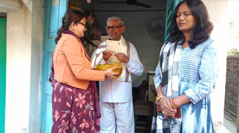 বেস্ট কলকাতা নিউজ : বাড়িতে গিয়ে বয়স্কদের সংবর্ধনা প্রদান , এক নতুন উদ্যোগ শিলিগুড়ির কাউন্সিলার শ্রাবণী দত্তের