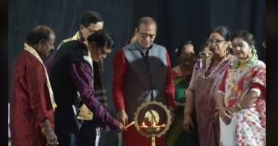 বেস্ট কলকাতা নিউজ : মিত্র সম্মিলনী হলে আয়োজিত তাদের অনুষ্ঠানে কলাঙ্গন তাদের গুনে মাতালো শহর শিলিগুড়িকে