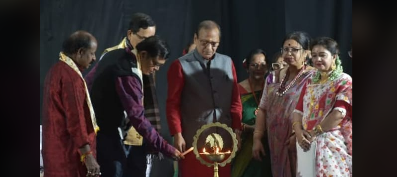 বেস্ট কলকাতা নিউজ : মিত্র সম্মিলনী হলে আয়োজিত তাদের অনুষ্ঠানে কলাঙ্গন তাদের গুনে মাতালো শহর শিলিগুড়িকে