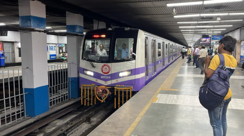 বেস্ট কলকাতা নিউজ : নেতাজি ভবন মেট্রো স্টেশনে ট্রেনের সামনে ঝাঁপ, চরম ব্যাহত হল মেট্রো পরিষেবা