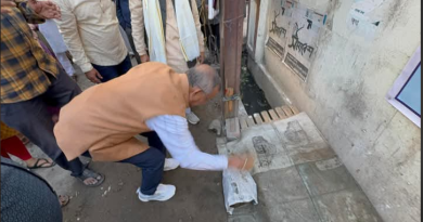 বেস্ট কলকাতা নিউজ : উত্তরবঙ্গ উন্নয়ন দপ্তরের অর্থানুকূল্যে শিলিগুড়ি পুরনিগমের ২২নং ওয়ার্ডের রবীন্দ্র নগর এলাকায় ড্রেন সহ পাকা রাস্তা নির্মাণ প্রকল্পের শুভারম্ভ করলেন মেয়র গৌতম দেব