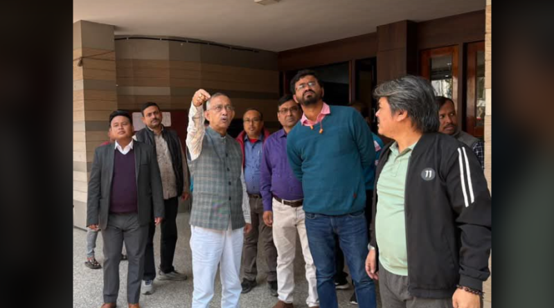 বেস্ট কলকাতা নিউজ : উন্নয়ন হচ্ছে না শিলিগুড়ির দীনবন্ধু মঞ্চের, মানুষের অভিযোগ পেয়ে দীনবন্ধু মঞ্চে গেলেন মেয়র গৌতম দেব