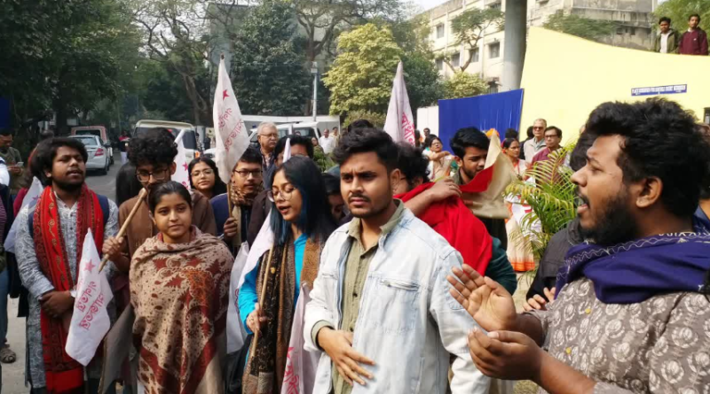 বেস্ট কলকাতা নিউজ : আচার্য আসতেই এক তুমুল বিক্ষোভ, সমাবর্তনের দিনেও বিশাল প্রতিবাদ যাদবপুর বিশ্ববিদ্যালয়ে ক্যাম্পাসে