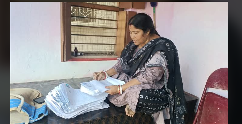 বেস্ট কলকাতা নিউজ : এক বিরল দৃষ্টান্ত স্থাপন করলেন বীরভূম জেলার রামপুরহাট এক নম্বর ব্লকের ৩২ নম্বর বুথের BLO সুমিতা রায় দত্ত