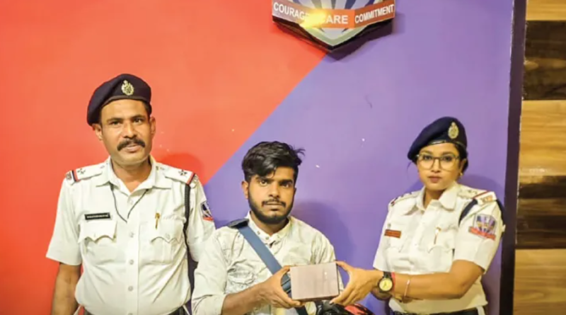 বেস্ট কলকাতা নিউজ : ঘড়ির অর্ডার করতে গিয়ে চুরির কিনারা করলো ১ মহিলা পুলিশ অফিসার