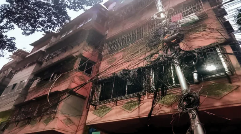 বেস্ট কলকাতা নিউজ : উত্তর কলকাতার মদনমোহনতলা স্ট্রিটে বিপজ্জনকভাবে ঝুলছে তারের জটলা, চরম আতঙ্কিত এলাকাবাসী
