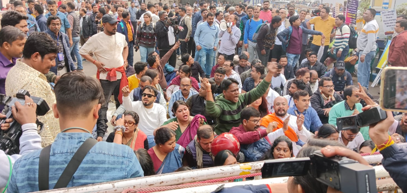 বেস্ট কলকাতা নিউজ : BLO দের তুমুল বিক্ষোভ সিইও অফিসের সামনে , স্বতঃপ্রণোদিত মামলা রুজু লালবাজারের তরফে