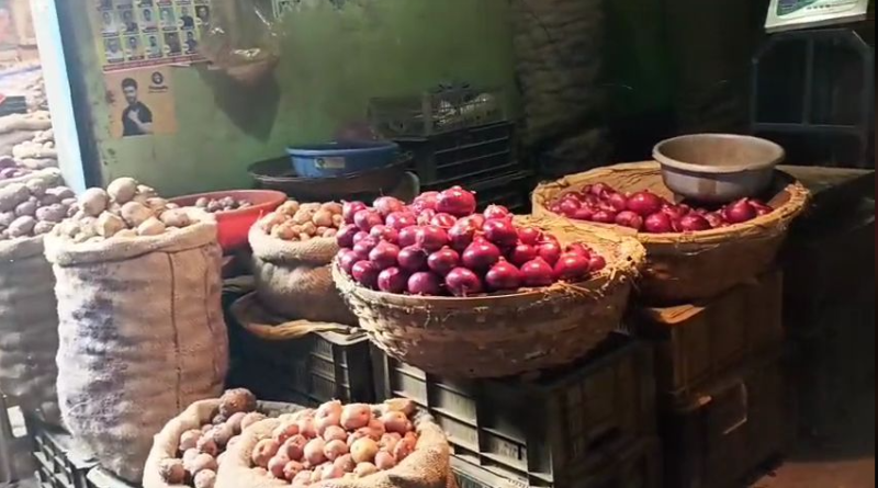 বেস্ট কলকাতা নিউজ : শীতের বাজার আসলেও শহর শিলিগুড়িতে খুব একটা বেশি বাড়েনি আলু এবং পেঁয়াজের দাম