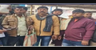 বেস্ট কলকাতা নিউজ : ব্যাগ ভর্তি মাটি হাতে এস আই আর এর সুনানিতে এলেন মালদার এক যুবক