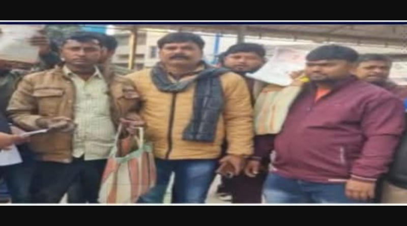 বেস্ট কলকাতা নিউজ : ব্যাগ ভর্তি মাটি হাতে এস আই আর এর সুনানিতে এলেন মালদার এক যুবক