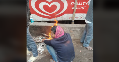 বেস্ট কলকাতা নিউজ : প্রচন্ড কুয়াশা এবং কনকনে ঠান্ডার মধ্যে মানুষের একমাত্র সম্বল আগুন পোহানো