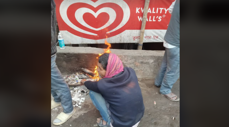 বেস্ট কলকাতা নিউজ : প্রচন্ড কুয়াশা এবং কনকনে ঠান্ডার মধ্যে মানুষের একমাত্র সম্বল আগুন পোহানো