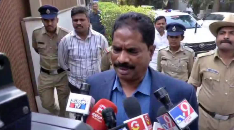 বেস্ট কলকাতা নিউজ : অফিসেই মহিলাদের সঙ্গে আপত্তিকর কাজকর্ম করার অভিযোগ ! ভিডিয়ো ছড়াতেই বরখাস্ত হল ডিজিপি