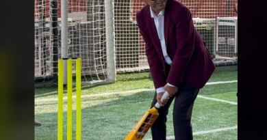 বেস্ট কলকাতা নিউজ : ক্রিকেট খেললেন মেয়র গৌতম দেব , শীতের দিনে ক্রিকেট মানেই একটা আলাদা আনন্দ এমনটাই জানালেন তিনি