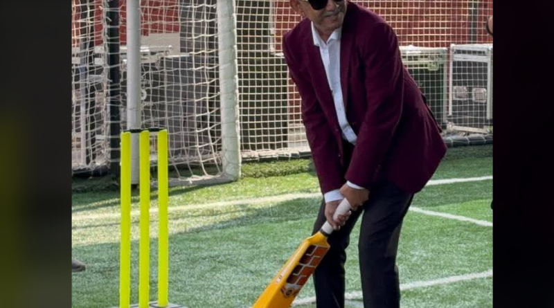 বেস্ট কলকাতা নিউজ : ক্রিকেট খেললেন মেয়র গৌতম দেব , শীতের দিনে ক্রিকেট মানেই একটা আলাদা আনন্দ এমনটাই জানালেন তিনি