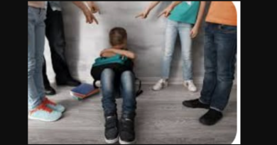 শিলিগুড়িতে কুড়ি টাকার জন্য হেনস্থা অষ্টম শ্রেণীর ছাত্রকে, ব্যাপক চাঞ্চল্য ছড়ালো গোটা শহর জুড়ে শিলিগুড়ি : মাত্র কুড়ি টাকা কুড়ি টাকার জন্য শিলিগুড়ির একটি নাম করা স্কুলের অষ্টম শ্রেণীর ছাত্রকে হেনস্থা করল ওই স্কুলেরই কয়েকজন ছাত্র। আজকের থেকে নয় ওই ছাত্র জানিয়েছে ক্লাস ফাইভ থেকে এই হেনস্থা চলছে তার উপরে । সে জানিয়েছে স্কুলে না আসলেও তাকে ফোন করে হুমকি দিতো ওই ছাত্ররা। স্কুলের মধ্যেই চলতো অকথ্য গালিগালাজ এবং মারধোর। সিঁড়ির মধ্যে মারধর করে ওই স্কুলের তার সহপাঠী এবং বড়রা। স্কুলের মধ্যেই অন্য কোন ছাত্র গোটা খবরটি ভাইরাল করে দেয়। ভাইরাল হয়ে যাওয়ার পর চাঞ্চল্য ছড়িয়ে পড়ে গোটা এলাকা জুড়ে। স্কুলেও ব্যাপারটা জানাজানি হয়ে গেলে হইচই পড়ে যায় ওই ছাত্র এবং তার অভিভাবকদের মধ্যে। অন্যান্য অভিভাবকেরাও আতঙ্কিত হয়ে পড়ে। এদিকে ওই নিগৃহীত ছাত্রের বাবা মা জানান তারা এতই আতঙ্কিত হয়ে পড়েছেন তারা তাদের ছেলেকে ওই স্কুলে পাঠাতে চাইছেন না। গোটা ব্যাপারটা ওই স্কুলের পরিচালন সমিতির কাছে পাঠিয়েছেন তারা। এদিকে ওই ছাত্রটি জানিয়েছে যখন তখন তার কাছ থেকে টাকা যেত ওই ছাত্ররা। একসাথে সবাই মিলে তাকে চূড়ান্ত হেনস্থা করত, এবং মারধর করতো। সে এতদিন তার বাবা মাকে কিছুই জানায় নি। এখন ব্যাপারটি জানাজানি হয়ে পড়ার পরে তার বাবা মা এতটাই আতঙ্কিত হয়ে পড়েছেন তারা তাদের সন্তানকে স্কুলে পাঠাতে চাইছেন না। গোটা ব্যাপারটি শহরের সমস্ত স্কুলে র কাছে পৌঁছে যাওয়ায় বিষয়টি চরম আকার ধারণ করেছে। নিগৃহীত ওই ছাত্রের মানসিক এবং শারীরিক চিকিৎসা ও শুরু হয়েছে। বেস্ট কলকাতা নিউজ : শিলিগুড়িতে কুড়ি টাকার জন্য হেনস্থা অষ্টম শ্রেণীর ছাত্রকে, ব্যাপক চাঞ্চল্য ছড়ালো গোটা শহর জুড়ে