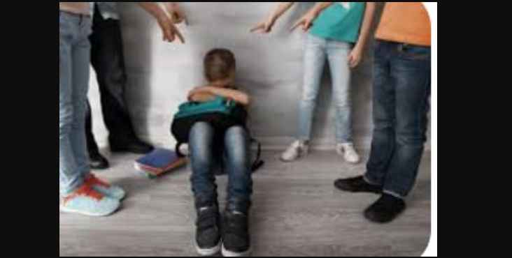 শিলিগুড়িতে কুড়ি টাকার জন্য হেনস্থা অষ্টম শ্রেণীর ছাত্রকে, ব্যাপক চাঞ্চল্য ছড়ালো গোটা শহর জুড়ে শিলিগুড়ি : মাত্র কুড়ি টাকা কুড়ি টাকার জন্য শিলিগুড়ির একটি নাম করা স্কুলের অষ্টম শ্রেণীর ছাত্রকে হেনস্থা করল ওই স্কুলেরই কয়েকজন ছাত্র। আজকের থেকে নয় ওই ছাত্র জানিয়েছে ক্লাস ফাইভ থেকে এই হেনস্থা চলছে তার উপরে । সে জানিয়েছে স্কুলে না আসলেও তাকে ফোন করে হুমকি দিতো ওই ছাত্ররা। স্কুলের মধ্যেই চলতো অকথ্য গালিগালাজ এবং মারধোর। সিঁড়ির মধ্যে মারধর করে ওই স্কুলের তার সহপাঠী এবং বড়রা। স্কুলের মধ্যেই অন্য কোন ছাত্র গোটা খবরটি ভাইরাল করে দেয়। ভাইরাল হয়ে যাওয়ার পর চাঞ্চল্য ছড়িয়ে পড়ে গোটা এলাকা জুড়ে। স্কুলেও ব্যাপারটা জানাজানি হয়ে গেলে হইচই পড়ে যায় ওই ছাত্র এবং তার অভিভাবকদের মধ্যে। অন্যান্য অভিভাবকেরাও আতঙ্কিত হয়ে পড়ে। এদিকে ওই নিগৃহীত ছাত্রের বাবা মা জানান তারা এতই আতঙ্কিত হয়ে পড়েছেন তারা তাদের ছেলেকে ওই স্কুলে পাঠাতে চাইছেন না। গোটা ব্যাপারটা ওই স্কুলের পরিচালন সমিতির কাছে পাঠিয়েছেন তারা। এদিকে ওই ছাত্রটি জানিয়েছে যখন তখন তার কাছ থেকে টাকা যেত ওই ছাত্ররা। একসাথে সবাই মিলে তাকে চূড়ান্ত হেনস্থা করত, এবং মারধর করতো। সে এতদিন তার বাবা মাকে কিছুই জানায় নি। এখন ব্যাপারটি জানাজানি হয়ে পড়ার পরে তার বাবা মা এতটাই আতঙ্কিত হয়ে পড়েছেন তারা তাদের সন্তানকে স্কুলে পাঠাতে চাইছেন না। গোটা ব্যাপারটি শহরের সমস্ত স্কুলে র কাছে পৌঁছে যাওয়ায় বিষয়টি চরম আকার ধারণ করেছে। নিগৃহীত ওই ছাত্রের মানসিক এবং শারীরিক চিকিৎসা ও শুরু হয়েছে। বেস্ট কলকাতা নিউজ : শিলিগুড়িতে কুড়ি টাকার জন্য হেনস্থা অষ্টম শ্রেণীর ছাত্রকে, ব্যাপক চাঞ্চল্য ছড়ালো গোটা শহর জুড়ে