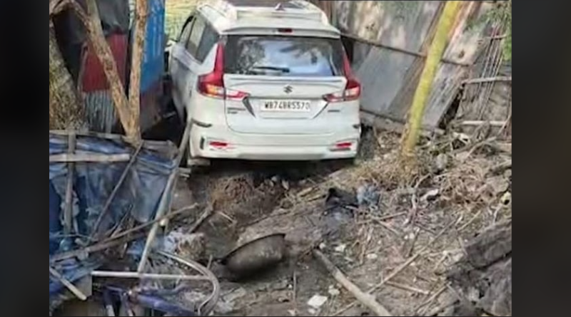 বেস্ট কলকাতা নিউজ : কুকুরকে বাঁচাতে গিয়ে নিয়ন্ত্রণ হারিয়ে বাড়িতে ঢুকে পড়ল চার চাকার গাড়ি,অল্পের জন্য প্রাণে রক্ষা পেলেন গাড়িতে থাকা যাত্রীরা