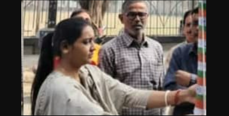 বেস্ট কলকাতা নিউজ : প্রজাতন্ত্র দিবসের দিন জাতীয় পতাকা উল্টো করে উঠালেন কাউন্সিলর, তুমুল বিতর্ক শিলিগুড়িতে