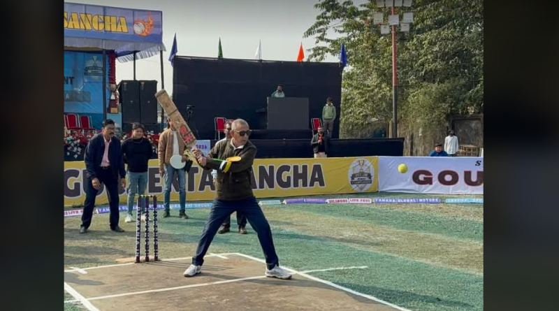 বেস্ট কলকাতা নিউজ : ক্রিকেট খেলায় মেতে উঠলেন শিলিগুড়ির মেয়র গৌতম দেব