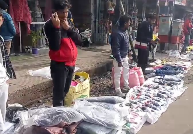 বেস্ট কলকাতা নিউজ : হাড় কাঁপানো শীত এবং ঠান্ডা হাওয়া, পোয়া বারো শিলিগুড়ির গরম জামা কাপড় বিক্রেতাদের