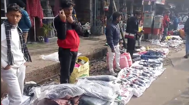 বেস্ট কলকাতা নিউজ : হাড় কাঁপানো শীত এবং ঠান্ডা হাওয়া, পোয়া বারো শিলিগুড়ির গরম জামা কাপড় বিক্রেতাদের