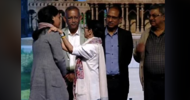 বেস্ট কলকাতা নিউজ : শিলিগুড়িতে অ্যাথলিট স্বপ্না বর্মনকে উত্তরীয় পড়িয়ে সংবর্ধনা জানালেন মুখ্যমন্ত্রী মমতা বন্দ্যোপাধ্যায়
