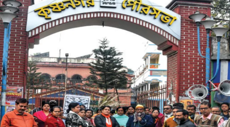 বেস্ট কলকাতা নিউজ : তিনগুণ খরচ হচ্ছিল অস্থায়ী কর্মীদের বেতন গুনতে , বিক্ষোভ অব্যাহত কৃষ্ণনগর পুরসভায়