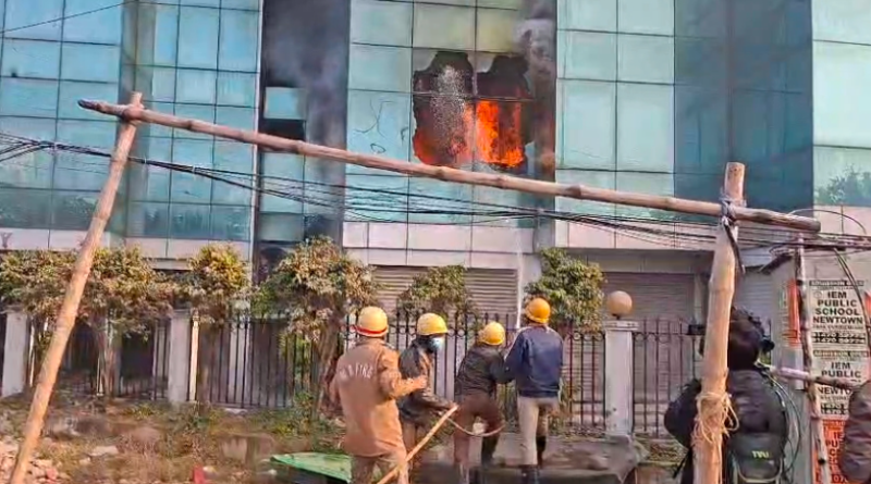 বেস্ট কলকাতা নিউজ : নিউটাউনের বহুতলে এক ভয়াবহ অগ্নিকান্ড , ঘটনাস্থলে পৌঁছলো দমকলের ৬ টি ইঞ্জিন