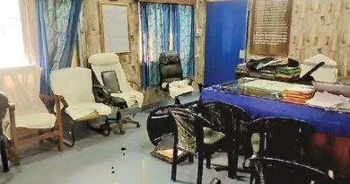 এসআইআরের নামে মানুষকে চরম হেনস্তা, হিয়ারিং ক্যাম্প ব্যাপক ভাঙচুর চললো ফরাক্কায় বেস্ট কলকাতা নিউজ : এসআইআর হিয়ারিংয়ের নামে সাধারণ মানুষকে হয়রানি ও হেনস্তা করা হচ্ছে বলে অভিযোগ। বিশেষ করে সংখ্যালঘুদের বেছে হিয়ারিংয়ে এ ডাকা হচ্ছে। হিয়ারিংয়ে তাদের ডকুমেন্টস ভেরিফিকেশনেও আটকে দেওয়া হচ্ছে বলে দাবি। বুধবার দুপুরে এমনই অভিযোগ তুলে ফরাক্কা বিডিও অফিসে রীতিমতো ভাঙচুর চালায় ক্ষুব্ধ জনতা। এক অফিসারকেও শারীরিক ভাবে নিগ্রহ করা হয়েছে বলে অভিযোগ। এসআইআরের কোন হিয়ারিং করতে দেওয়া হবে না বলে সাফ জানিয়ে দেয় জনতা। আগ্রাসী জনতার হাত থেকে বাঁচতে অফিস ছেড়ে পালিয়ে যান বিডিও সহ কর্মীরা। সাধারণ মানুষকে হেনস্তার প্রতিবাদে বিক্ষোভ দেখান বিধায়ক মনিরুল ইসলাম। নিরপেক্ষভাবে কাজ না করলে বৃহত্তর আন্দোলনের হুঁশিয়ারি দেন তিনি। খবর পেয়ে ঘটনাস্থলে আসে ফরাক্কা থানার পুলিশ। অপরদিকে অত্যধিক কাজের চাপ সৃষ্টির প্রতিবাদে এসআইআরের কাজ থেকে গণইস্তফা দিয়ে বিক্ষোভ দেখান স্থানীয় বিএলওরা। মহকুমা শাসক সুধীরকুমার রেড্ডি বলেন, সরকারি কর্মীরা সাধারণের জন্যই কাজ করছেন। তাঁদের আক্রমণ করা কাম্য নয়। যারা সরকারি সম্পত্তি ভাঙচুর করছে তাছদের বিরুদ্ধে আইনি পদক্ষেপ করা হবে। এ প্রসঙ্গে ফরাক্কার বিধায়ক মনিরুল ইসলাম বলেন, নির্বাচন কমিশন একটি নিরপেক্ষ সংস্থা, সাধারণ মানুষকে সমস্যায় না ফেলে তার কাজ করা উচিত। সেখানে বিজেপির অঙ্গুলি হেলনে কাজ করছে। সাধারণ মানুষকে একের পর এক বিড়ম্বনায় ফেলছে। যা হয়েছে, তা জনতার ক্ষোভের বহিঃপ্রকাশ। আমি যতটা পেরেছি মানুষকে সামাল দিয়েছি। আমরা নির্বাচন কমিশনের এই তুঘলকি কাজকর্ম মানব না। ফরাক্কা বিডিও অফিসে হিয়ারিং চলাকালীনই অভিযোগ ওঠে, ডকুমেন্টস ভেরিফিকেশনের নামে ভোটারদের হয়রানি করা হচ্ছে। দুপুর নাগাদ একদল জনতা ক্যাম্পে প্রবেশ করে। লাইনে অপেক্ষারত সাধারণ মানুষকে তারা বাইরে বের করে দেয়। ক্যাম্পে ঢুকে এসআইআরের কাগজপত্র ছুঁড়ে ফেলে দেয়। চেয়ার টেবিল ভাঙচুর করা হয়। চেয়ার ছুড়ে মারা হয় এক কর্মীকে। তারপর বিডিওর অফিসে ঢুকেও ভাঙচুর চালায় ক্ষুব্ধ জনতা। পরিস্থিতি বেগতিক দেখে আগেই বিডিও জুনায়েদ আহমেদ সহ কর্মীরা বেরিয়ে যান। ওই সময়ে ঘটনাস্থলে উপস্থিত ছিলেন মনিরুল ইসলাম। তিনি ক্ষুব্ধ জনতাকে শান্ত করেন। সরকারি সম্পত্তি নষ্ট করা থেকে বিরত থাকতে বলেন। যদিও তিনি সাধারণ মানুষকে হয়রানির প্রতিবাদে বিক্ষোভ শুরু করেন। তার অনুগামীরা এই বিক্ষোভে অংশ নেয়। বেস্ট কলকাতা নিউজ : এসআইআরের নামে মানুষকে চরম হেনস্তা, হিয়ারিং ক্যাম্প ব্যাপক ভাঙচুর চললো ফরাক্কায়