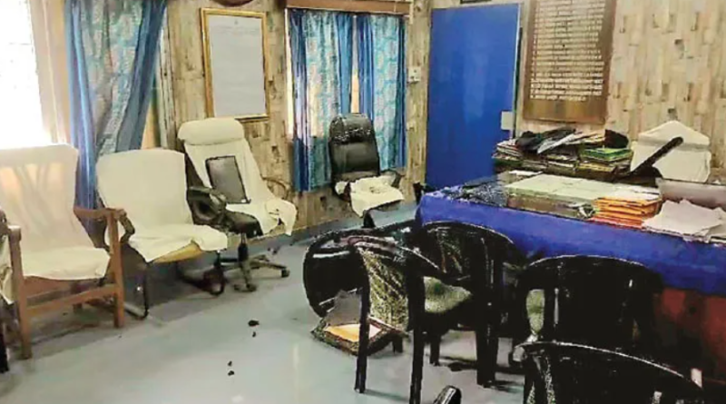 এসআইআরের নামে মানুষকে চরম হেনস্তা, হিয়ারিং ক্যাম্প ব্যাপক ভাঙচুর চললো ফরাক্কায় বেস্ট কলকাতা নিউজ : এসআইআর হিয়ারিংয়ের নামে সাধারণ মানুষকে হয়রানি ও হেনস্তা করা হচ্ছে বলে অভিযোগ। বিশেষ করে সংখ্যালঘুদের বেছে হিয়ারিংয়ে এ ডাকা হচ্ছে। হিয়ারিংয়ে তাদের ডকুমেন্টস ভেরিফিকেশনেও আটকে দেওয়া হচ্ছে বলে দাবি। বুধবার দুপুরে এমনই অভিযোগ তুলে ফরাক্কা বিডিও অফিসে রীতিমতো ভাঙচুর চালায় ক্ষুব্ধ জনতা। এক অফিসারকেও শারীরিক ভাবে নিগ্রহ করা হয়েছে বলে অভিযোগ। এসআইআরের কোন হিয়ারিং করতে দেওয়া হবে না বলে সাফ জানিয়ে দেয় জনতা। আগ্রাসী জনতার হাত থেকে বাঁচতে অফিস ছেড়ে পালিয়ে যান বিডিও সহ কর্মীরা। সাধারণ মানুষকে হেনস্তার প্রতিবাদে বিক্ষোভ দেখান বিধায়ক মনিরুল ইসলাম। নিরপেক্ষভাবে কাজ না করলে বৃহত্তর আন্দোলনের হুঁশিয়ারি দেন তিনি। খবর পেয়ে ঘটনাস্থলে আসে ফরাক্কা থানার পুলিশ। অপরদিকে অত্যধিক কাজের চাপ সৃষ্টির প্রতিবাদে এসআইআরের কাজ থেকে গণইস্তফা দিয়ে বিক্ষোভ দেখান স্থানীয় বিএলওরা। মহকুমা শাসক সুধীরকুমার রেড্ডি বলেন, সরকারি কর্মীরা সাধারণের জন্যই কাজ করছেন। তাঁদের আক্রমণ করা কাম্য নয়। যারা সরকারি সম্পত্তি ভাঙচুর করছে তাছদের বিরুদ্ধে আইনি পদক্ষেপ করা হবে। এ প্রসঙ্গে ফরাক্কার বিধায়ক মনিরুল ইসলাম বলেন, নির্বাচন কমিশন একটি নিরপেক্ষ সংস্থা, সাধারণ মানুষকে সমস্যায় না ফেলে তার কাজ করা উচিত। সেখানে বিজেপির অঙ্গুলি হেলনে কাজ করছে। সাধারণ মানুষকে একের পর এক বিড়ম্বনায় ফেলছে। যা হয়েছে, তা জনতার ক্ষোভের বহিঃপ্রকাশ। আমি যতটা পেরেছি মানুষকে সামাল দিয়েছি। আমরা নির্বাচন কমিশনের এই তুঘলকি কাজকর্ম মানব না। ফরাক্কা বিডিও অফিসে হিয়ারিং চলাকালীনই অভিযোগ ওঠে, ডকুমেন্টস ভেরিফিকেশনের নামে ভোটারদের হয়রানি করা হচ্ছে। দুপুর নাগাদ একদল জনতা ক্যাম্পে প্রবেশ করে। লাইনে অপেক্ষারত সাধারণ মানুষকে তারা বাইরে বের করে দেয়। ক্যাম্পে ঢুকে এসআইআরের কাগজপত্র ছুঁড়ে ফেলে দেয়। চেয়ার টেবিল ভাঙচুর করা হয়। চেয়ার ছুড়ে মারা হয় এক কর্মীকে। তারপর বিডিওর অফিসে ঢুকেও ভাঙচুর চালায় ক্ষুব্ধ জনতা। পরিস্থিতি বেগতিক দেখে আগেই বিডিও জুনায়েদ আহমেদ সহ কর্মীরা বেরিয়ে যান। ওই সময়ে ঘটনাস্থলে উপস্থিত ছিলেন মনিরুল ইসলাম। তিনি ক্ষুব্ধ জনতাকে শান্ত করেন। সরকারি সম্পত্তি নষ্ট করা থেকে বিরত থাকতে বলেন। যদিও তিনি সাধারণ মানুষকে হয়রানির প্রতিবাদে বিক্ষোভ শুরু করেন। তার অনুগামীরা এই বিক্ষোভে অংশ নেয়। বেস্ট কলকাতা নিউজ : এসআইআরের নামে মানুষকে চরম হেনস্তা, হিয়ারিং ক্যাম্প ব্যাপক ভাঙচুর চললো ফরাক্কায়