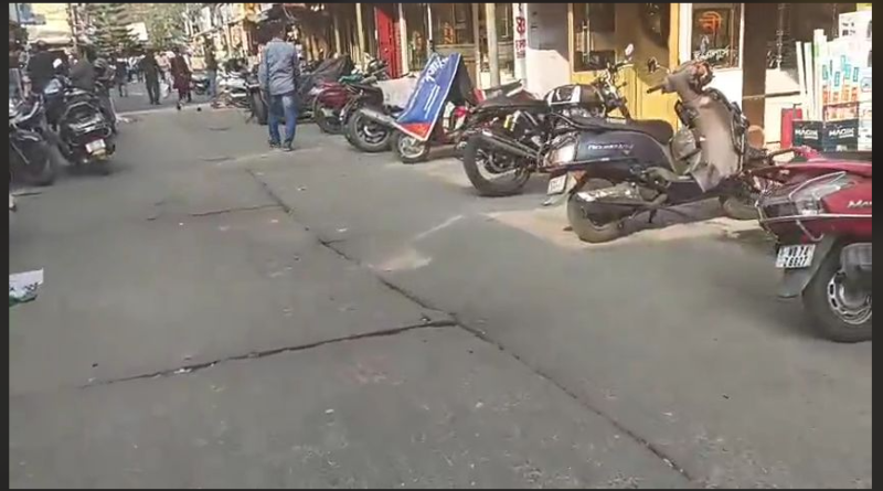 বেস্ট কলকাতা নিউজ : শিলিগুড়িতে যেখানে সেখানে লাগামহীন ভাবে যানবাহন রাখা নিয়ে নির্বিকার ট্রাফিক পুলিশ,বিব্রত এবং বিরক্ত স্থানীয় মানুষজন