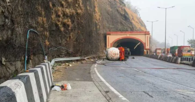 বেস্ট কলকাতা নিউজ : উল্টে গেল গ্যাস ভর্তি ট্যাঙ্কার, ঘন্টার পর ঘন্টা অচল হয়ে পড়লো মুম্বই-পুনে এক্সপ্রেসওয়ে