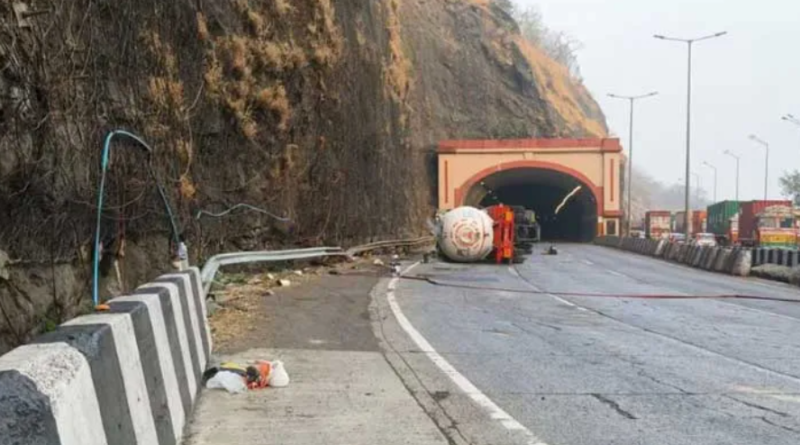 বেস্ট কলকাতা নিউজ : উল্টে গেল গ্যাস ভর্তি ট্যাঙ্কার, ঘন্টার পর ঘন্টা অচল হয়ে পড়লো মুম্বই-পুনে এক্সপ্রেসওয়ে