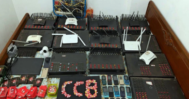 পুরনো দিনের কিপ্যাড ফোন দিয়েই ভয়ংকর জালিয়াতি শহরে, ৩ কোটি খোয়ালেন এক দম্পতি, গ্রেপ্তার ১ অভিযুক্ত বেস্ট কলকাতা নিউজ : এবার শহর কলকাতায় সাইবার জালিয়াতদের বাজিমাত ছোট বোতাম ফোনেই। জানা গেছে পুরনো মডেলের ছোটমাপের বোতাম ফোন ব্যবহার করেই ডিজিটাল গ্রেপ্তারির ভয় দেখিয়ে এক দম্পতির কাছ থেকে তিন কোটি টাকা হাতিয়ে নেয় শহর কলকাতার সাইবার জালিয়াতরা। এমনকী, শহরের এক প্রবীণ দম্পতিও এতটাই ভয় পান যে, সাইবার জালিয়াতদের ‘নির্দেশমতো’ তাঁরা নিজেদের গৃহবন্দি করে রেখে সারাক্ষণ মোবাইল ও ল্যাপটপের ভিডিও চালু করে রাখেন। এদিকে এই ঘটনার তদন্ত শুরু করে শেষ পর্যন্ত সাইবার জালিয়াতের ডেরায় পৌঁছন লালবাজারের গোয়েন্দারা। অবশেষে সাইবার জালিয়াতি চক্রের মাথা মহম্মদ আমজাদকে গ্রেপ্তার করে লালবাজারের সাইবার থানার পুলিশ। জানাগেছে নিউ মার্কেটের মার্কুইস স্ট্রিটে ব‌্যবসার আড়ালে ডিজিটাল গ্রেপ্তারির মতো সাইবার জালিয়াতি চালাচ্ছিল মহম্মদ আমজাদ। পেমান্টাল স্ট্রিটে তার বাড়িতে তল্লাশি চালিয়ে এদিন গোয়েন্দারা ১৭টি মোবাইলও উদ্ধার করেন। এর মধ্যে ১৫টি মোবাইলই ছোট বোতাম ফোন। বাকি দু’টি স্মার্টফোন। শহরে বসে রীতিমতো সিমবক্স ব্যবহার করে জালিয়াতি করত আমজাদের চক্র। তার বাড়ি থেকেই ৬টি ৩২ স্লট সিমবক্স, পাঁচটি ১২৮ স্লট সিমবক্স, একটি ২৫৬ স্লট সিমবক্স, একটি ল্যাপটপ, ন’টি রাউটার, ওয়াইফাই চালিত সিসিটিভি ক্যামেরা, ২ হাজার ২৫০টি ভুয়া সিমকার্ড, আরও কিছু বৈদু‌্যতিন সামগ্রী উদ্ধার করা হয়েছে। যদিও গোয়েন্দাদের মতে, আমজাদের ‘গ‌্যাং’য়ে রয়েছে আরও বেশ কয়েকজন সাইবার জালিয়াত। পুলিশ জানিয়েছে, গত অক্টোবরে এই ঘটনার সূত্রপাত। শহরের এক প্রবীণের কাছে নিজেকে কুরিয়র সংস্থার কর্মী সেজে এক ব্যক্তি প্রথমে তাঁকে ফোন করে। সে বলে, ওই ব্যক্তির নামে একটি পার্সেল এসেছে। ওই পার্সেলের ভিতর বেআইনি সামগ্রী থাকার কারণে সিবিআই ও ইডি এর তদন্ত শুরু করেছে। কিছুক্ষণ পর অমিত কুমার নামে এক ব্যক্তি নিজেকে সিবিআই আধিকারিক পরিচয় দিয়ে একটি ভিডিও কল করে। নিজের ভুয়া আইকার্ড দেখিয়ে জানায়, অভিযোগকারী ও তাঁর স্ত্রীকে ডিজিটাল গ্রেপ্তারি করা হয়েছে। ওই ভুয়া সিবিআই আধিকারিক ‘নির্দেশ’ দেয়, যেন তাঁরা নিজেদের মোবাইল ও ল্যাপটপের ভিডিও সারাক্ষণ খোলা রাখেন। কারণ, এর মাধ্যমে তাঁদের উপর নজরদারি রাখা হবে। এর পর আরও দু’জন অন্য নম্বর থেকে ওই দম্পতিকে ফোন করে। তাঁদের মধ্যে একজন নিজেকে আইপিএস ও সাইবার ক্রাইম হেড বলে পরিচয় দেয়। অন্য ব্যক্তি পরিচয় দেয় ‘ফিনানসিয়াল অ্যাকশন টাস্ক ফোর্স’-এর কর্তা বলে। তাঁরা তাঁদের হোয়াটস অ‌্যাপে সিবিআই, ইডি, সুপ্রিম কোর্ট, রিজার্ভ ব্যাঙ্কের ভুয়া লোগো দেওয়া ভুয়া নথি পাঠায়। এর পর তাঁদের কাছ থেকে জরিমানা হিসাবে তারা টাকা চাইতে থাকে। আতঙ্কে ওই দম্পতি নিজেদের অ‌্যাকাউন্ট থেকে ৩ কোটি ১ লাখ টাকা পাঠায়। একটি অ্যাকাউন্টেই ওই টাকা পাঠানো হয়। দম্পতি জানতে পারেন যে, সাইবার জালিয়াতরাই তাঁদের টাকা হাতিয়েছে। এর পরই লালবাজারের সাইবার থানায় অভিযোগ দায়ের হয়। অভিযোগের ভিত্তিতে ঘটনার তদন্ত শুরু করে পুলিশ। মোবাইল ফোনের সূত্র ধরে গোয়েন্দা আধিকারিকরা তদন্ত শুরু করলেও জালিয়াতরা ছোট ফোন ব্যবহার করার কারণে তাদের ডেরা শনাক্ত করতে সমস্যা হয়। এ ছাড়াও পুলিশের চোখে ধুলো দিতে তারা সিমবক্স ব্যবহার করত। শেষ পর্যন্ত ব্যাঙ্ক অ‌্যাকাউন্ট ও অ‌্যানড্রয়েড ফোনের সূত্র ধরেই সাইবার জালিয়াতের ডেরায় গোয়েন্দারা হানা দেন। বেস্ট কলকাতা নিউজ : পুরনো দিনের কিপ্যাড ফোন দিয়েই ভয়ংকর জালিয়াতি শহরে, ৩ কোটি খোয়ালেন এক দম্পতি, গ্রেপ্তার ১ অভিযুক্ত