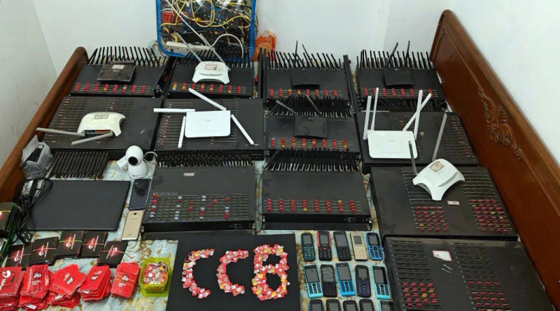 পুরনো দিনের কিপ্যাড ফোন দিয়েই ভয়ংকর জালিয়াতি শহরে, ৩ কোটি খোয়ালেন এক দম্পতি, গ্রেপ্তার ১ অভিযুক্ত বেস্ট কলকাতা নিউজ : এবার শহর কলকাতায় সাইবার জালিয়াতদের বাজিমাত ছোট বোতাম ফোনেই। জানা গেছে পুরনো মডেলের ছোটমাপের বোতাম ফোন ব্যবহার করেই ডিজিটাল গ্রেপ্তারির ভয় দেখিয়ে এক দম্পতির কাছ থেকে তিন কোটি টাকা হাতিয়ে নেয় শহর কলকাতার সাইবার জালিয়াতরা। এমনকী, শহরের এক প্রবীণ দম্পতিও এতটাই ভয় পান যে, সাইবার জালিয়াতদের ‘নির্দেশমতো’ তাঁরা নিজেদের গৃহবন্দি করে রেখে সারাক্ষণ মোবাইল ও ল্যাপটপের ভিডিও চালু করে রাখেন। এদিকে এই ঘটনার তদন্ত শুরু করে শেষ পর্যন্ত সাইবার জালিয়াতের ডেরায় পৌঁছন লালবাজারের গোয়েন্দারা। অবশেষে সাইবার জালিয়াতি চক্রের মাথা মহম্মদ আমজাদকে গ্রেপ্তার করে লালবাজারের সাইবার থানার পুলিশ। জানাগেছে নিউ মার্কেটের মার্কুইস স্ট্রিটে ব‌্যবসার আড়ালে ডিজিটাল গ্রেপ্তারির মতো সাইবার জালিয়াতি চালাচ্ছিল মহম্মদ আমজাদ। পেমান্টাল স্ট্রিটে তার বাড়িতে তল্লাশি চালিয়ে এদিন গোয়েন্দারা ১৭টি মোবাইলও উদ্ধার করেন। এর মধ্যে ১৫টি মোবাইলই ছোট বোতাম ফোন। বাকি দু’টি স্মার্টফোন। শহরে বসে রীতিমতো সিমবক্স ব্যবহার করে জালিয়াতি করত আমজাদের চক্র। তার বাড়ি থেকেই ৬টি ৩২ স্লট সিমবক্স, পাঁচটি ১২৮ স্লট সিমবক্স, একটি ২৫৬ স্লট সিমবক্স, একটি ল্যাপটপ, ন’টি রাউটার, ওয়াইফাই চালিত সিসিটিভি ক্যামেরা, ২ হাজার ২৫০টি ভুয়া সিমকার্ড, আরও কিছু বৈদু‌্যতিন সামগ্রী উদ্ধার করা হয়েছে। যদিও গোয়েন্দাদের মতে, আমজাদের ‘গ‌্যাং’য়ে রয়েছে আরও বেশ কয়েকজন সাইবার জালিয়াত। পুলিশ জানিয়েছে, গত অক্টোবরে এই ঘটনার সূত্রপাত। শহরের এক প্রবীণের কাছে নিজেকে কুরিয়র সংস্থার কর্মী সেজে এক ব্যক্তি প্রথমে তাঁকে ফোন করে। সে বলে, ওই ব্যক্তির নামে একটি পার্সেল এসেছে। ওই পার্সেলের ভিতর বেআইনি সামগ্রী থাকার কারণে সিবিআই ও ইডি এর তদন্ত শুরু করেছে। কিছুক্ষণ পর অমিত কুমার নামে এক ব্যক্তি নিজেকে সিবিআই আধিকারিক পরিচয় দিয়ে একটি ভিডিও কল করে। নিজের ভুয়া আইকার্ড দেখিয়ে জানায়, অভিযোগকারী ও তাঁর স্ত্রীকে ডিজিটাল গ্রেপ্তারি করা হয়েছে। ওই ভুয়া সিবিআই আধিকারিক ‘নির্দেশ’ দেয়, যেন তাঁরা নিজেদের মোবাইল ও ল্যাপটপের ভিডিও সারাক্ষণ খোলা রাখেন। কারণ, এর মাধ্যমে তাঁদের উপর নজরদারি রাখা হবে। এর পর আরও দু’জন অন্য নম্বর থেকে ওই দম্পতিকে ফোন করে। তাঁদের মধ্যে একজন নিজেকে আইপিএস ও সাইবার ক্রাইম হেড বলে পরিচয় দেয়। অন্য ব্যক্তি পরিচয় দেয় ‘ফিনানসিয়াল অ্যাকশন টাস্ক ফোর্স’-এর কর্তা বলে। তাঁরা তাঁদের হোয়াটস অ‌্যাপে সিবিআই, ইডি, সুপ্রিম কোর্ট, রিজার্ভ ব্যাঙ্কের ভুয়া লোগো দেওয়া ভুয়া নথি পাঠায়। এর পর তাঁদের কাছ থেকে জরিমানা হিসাবে তারা টাকা চাইতে থাকে। আতঙ্কে ওই দম্পতি নিজেদের অ‌্যাকাউন্ট থেকে ৩ কোটি ১ লাখ টাকা পাঠায়। একটি অ্যাকাউন্টেই ওই টাকা পাঠানো হয়। দম্পতি জানতে পারেন যে, সাইবার জালিয়াতরাই তাঁদের টাকা হাতিয়েছে। এর পরই লালবাজারের সাইবার থানায় অভিযোগ দায়ের হয়। অভিযোগের ভিত্তিতে ঘটনার তদন্ত শুরু করে পুলিশ। মোবাইল ফোনের সূত্র ধরে গোয়েন্দা আধিকারিকরা তদন্ত শুরু করলেও জালিয়াতরা ছোট ফোন ব্যবহার করার কারণে তাদের ডেরা শনাক্ত করতে সমস্যা হয়। এ ছাড়াও পুলিশের চোখে ধুলো দিতে তারা সিমবক্স ব্যবহার করত। শেষ পর্যন্ত ব্যাঙ্ক অ‌্যাকাউন্ট ও অ‌্যানড্রয়েড ফোনের সূত্র ধরেই সাইবার জালিয়াতের ডেরায় গোয়েন্দারা হানা দেন। বেস্ট কলকাতা নিউজ : পুরনো দিনের কিপ্যাড ফোন দিয়েই ভয়ংকর জালিয়াতি শহরে, ৩ কোটি খোয়ালেন এক দম্পতি, গ্রেপ্তার ১ অভিযুক্ত