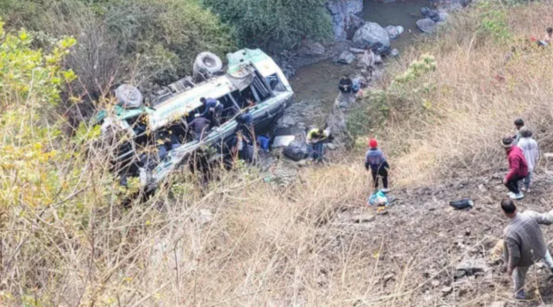 বেস্ট কলকাতা নিউজ : দেরাদুনে খাদে গড়িয়ে পড়ল বাস, মর্মান্তিক মৃত্যু হল ৩ জনের