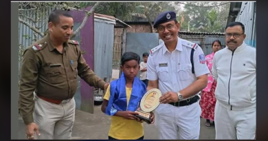 বেস্ট কলকাতা নিউজ : ভোরের আলো থানার পক্ষ থেকে সংবর্ধনা প্রদান করা হল কৃতী খুদে অ্যাথলেটিক্স দীপঙ্কর রায়কে