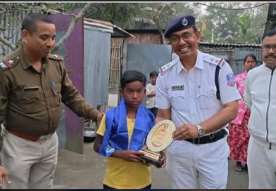 বেস্ট কলকাতা নিউজ : ভোরের আলো থানার পক্ষ থেকে সংবর্ধনা প্রদান করা হল কৃতী খুদে অ্যাথলেটিক্স দীপঙ্কর রায়কে