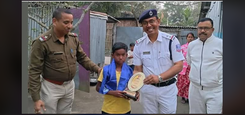 বেস্ট কলকাতা নিউজ : ভোরের আলো থানার পক্ষ থেকে সংবর্ধনা প্রদান করা হল কৃতী খুদে অ্যাথলেটিক্স দীপঙ্কর রায়কে