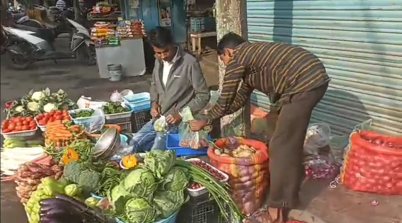 বেস্ট কলকাতা নিউজ : শিলিগুড়িতে সবজি বিক্রেতাদের মধ্য সবজির দাম নিয়ে চলছে এক চরম মতবিরোধ