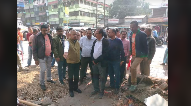 বেস্ট কলকাতা নিউজ : শিলিগুড়ি স্টেশন ফিডার রোডের প্রশস্তিকরণ, সৌন্দর্যায়ণ,ভূগর্ভস্থ বিদ্যুৎ পরিষেবা সহ সার্বিক উন্নয়নের কাজ পরিদর্শন করলেন মেয়র গৌতম দেব
