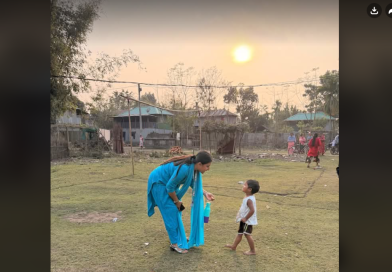 বাচ্চাদের সাথে মিশতে পারেন সূর্যসেন মহাবিদ্যালয় কর্মরত মহিলা কর্মী তনিমা ঘোষ বেস্ট কলকাতা নিউজ : বাচ্চাদের সাথে মিশতে পারেন সূর্যসেন মহাবিদ্যালয় কর্মরত মহিলা কর্মী তনিমা ঘোষ